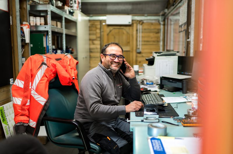 Xavier, responsable de l'équipe technique en ligne au téléphone avec un client