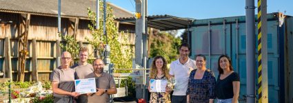 Photo de notre équipe devant l'enrouleuse à flexibles automatisée