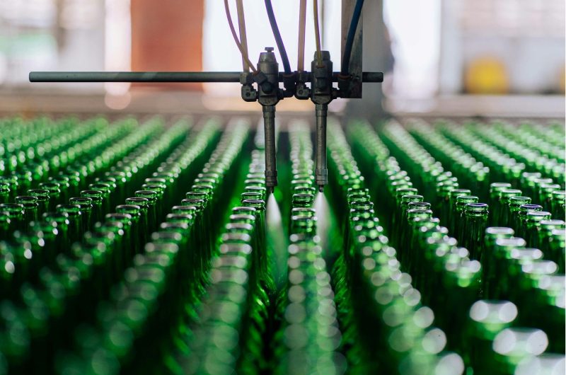 Photo d'une ligne de production de bouteille en verre