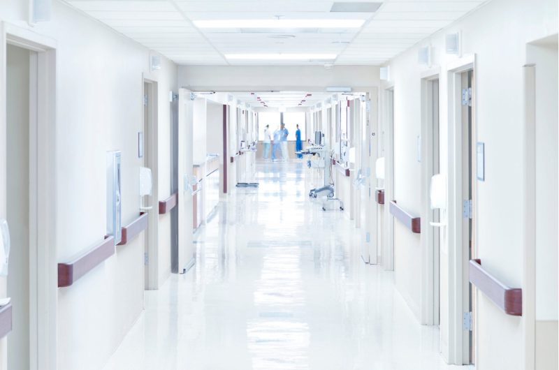 Image illustrative de la page métier établissement de soin avec un couloir blanc d'hôpital
