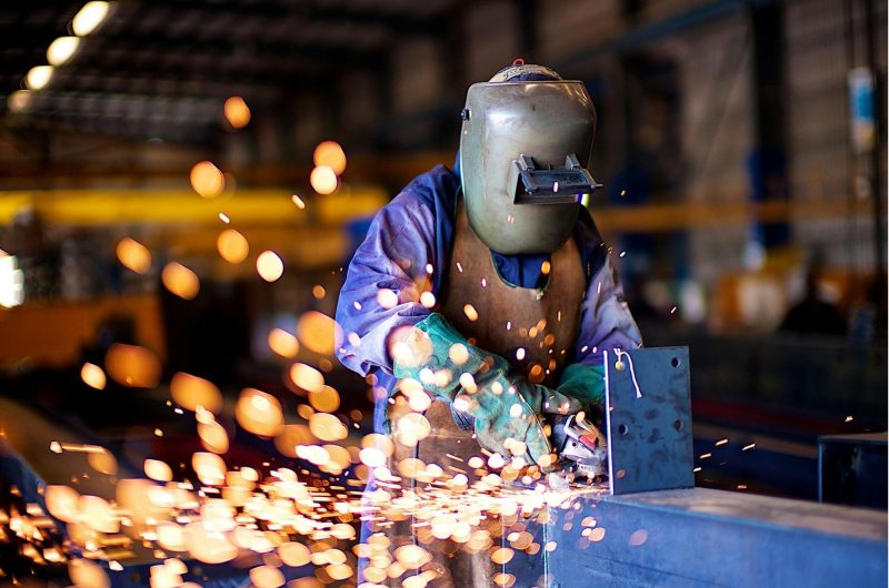 Photo d'un soudeur en pleine action pour une fabrication industrielle