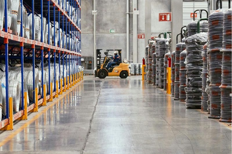 Photo d'un dépôt d'un site de fabrication industrielle avec un fenwick