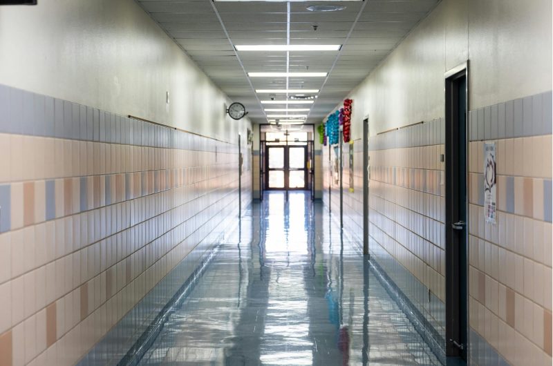 Photo d'un couloir vide d'un établissement scolaire