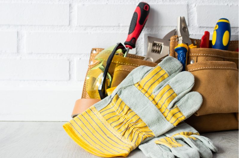 Photo d'outils et d'une paire de gants de chantier pour les travaux de rénovations sur une chaudière