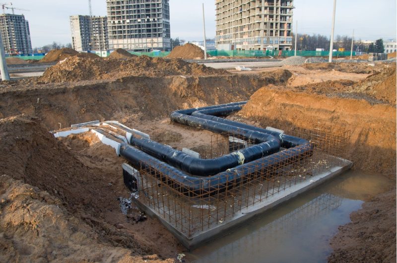 Photo d'un réseau de chaleur urbain en construction à proximité d'un quartier résidentiel