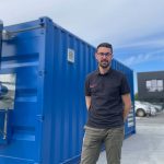 Photo Anthony Derrien devant les containers de chaufferies mobiles en Bretagne