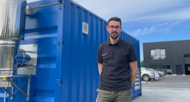 Photo Anthony Derrien devant les containers de chaufferies mobiles en Bretagne